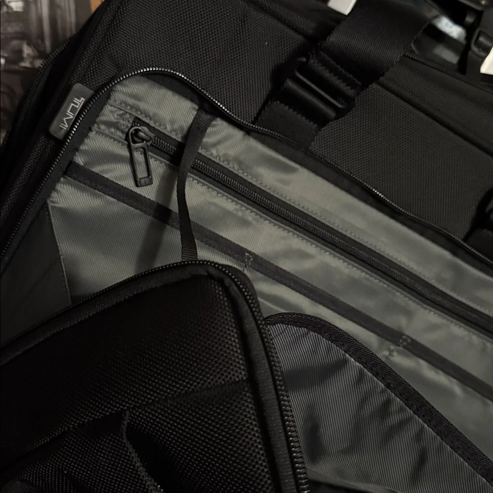 Tumi 🕶️ corner